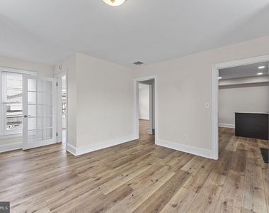116 E King Street - Photo Thumbnail 9