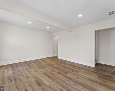 116 E King Street - Photo Thumbnail 6