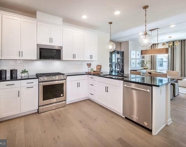 512 Reading Court - Photo Thumbnail 6