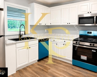 1828 Windsor Drive - Photo Thumbnail 9
