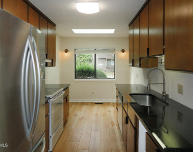 424 Fairoaks Circle - Photo Thumbnail 9