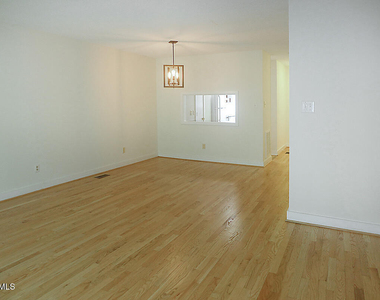 424 Fairoaks Circle - Photo Thumbnail 2