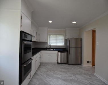 4015 Heathfield Road - Photo Thumbnail 6