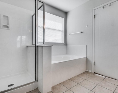 602 Golden Gate Dr - Photo Thumbnail 16