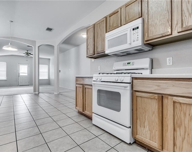 602 Golden Gate Dr - Photo Thumbnail 2