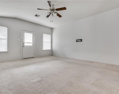 602 Golden Gate Dr - Photo Thumbnail 7