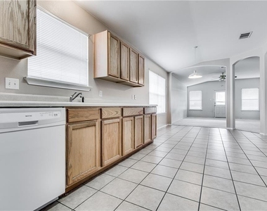 602 Golden Gate Dr - Photo Thumbnail 3