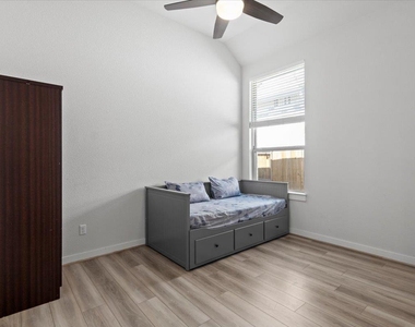 1812 David Ezra St - Photo Thumbnail 27