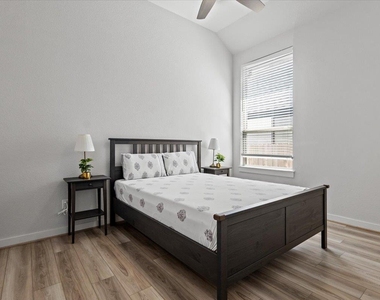 1812 David Ezra St - Photo Thumbnail 23