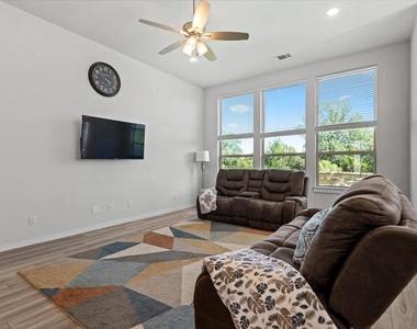1812 David Ezra St - Photo Thumbnail 5