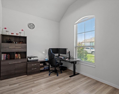1812 David Ezra St - Photo Thumbnail 2