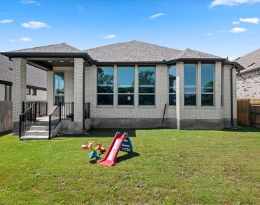 1812 David Ezra St - Photo Thumbnail 30