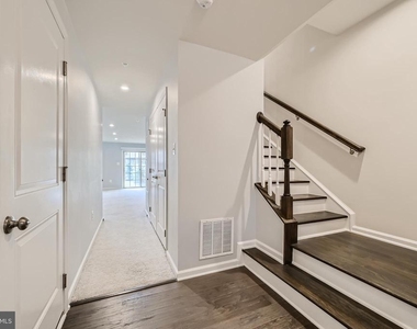 2911 Stagg Lane - Photo Thumbnail 2
