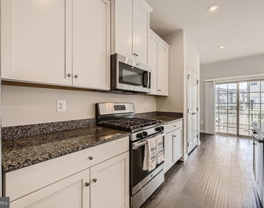 2911 Stagg Lane - Photo Thumbnail 12