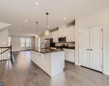 2911 Stagg Lane - Photo Thumbnail 9
