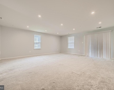 2911 Stagg Lane - Photo Thumbnail 5