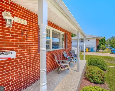 280 Mackintosh Drive - Photo Thumbnail 1