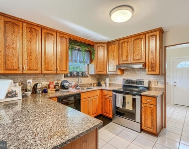 280 Mackintosh Drive - Photo Thumbnail 7