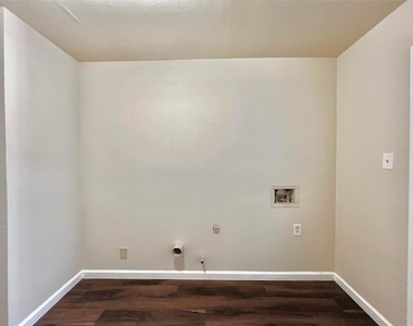 10711 Lanshire Dr - Photo Thumbnail 14