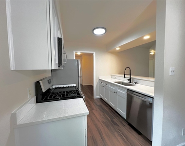 10711 Lanshire Dr - Photo Thumbnail 4