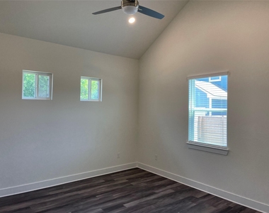 6901 Carver Ave - Photo Thumbnail 10
