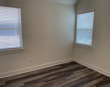 6901 Carver Ave - Photo Thumbnail 18