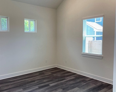 6901 Carver Ave - Photo Thumbnail 9