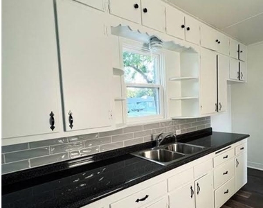 809 N 8th St - Photo Thumbnail 3