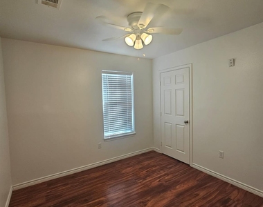 606 Trinity St - Photo Thumbnail 12