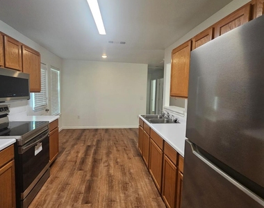 606 Trinity St - Photo Thumbnail 7