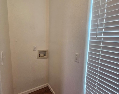 606 Trinity St - Photo Thumbnail 17