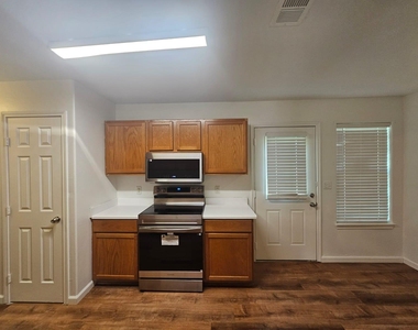606 Trinity St - Photo Thumbnail 5