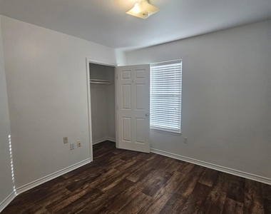 606 Trinity St - Photo Thumbnail 8