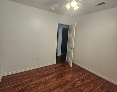 606 Trinity St - Photo Thumbnail 13