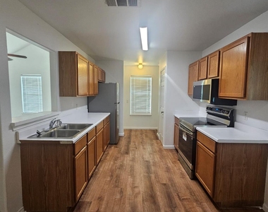 606 Trinity St - Photo Thumbnail 6