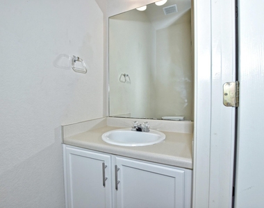 917 E 3rd St - Photo Thumbnail 8