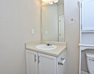 917 E 3rd St - Photo Thumbnail 7