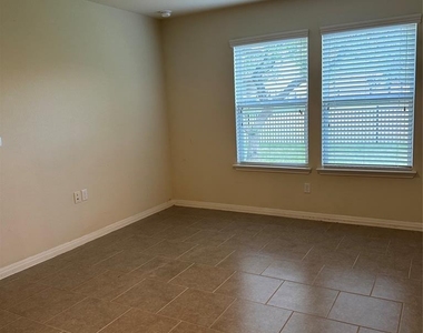 410 Holiday Creek Ln - Photo Thumbnail 13
