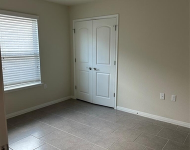 410 Holiday Creek Ln - Photo Thumbnail 19