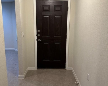 410 Holiday Creek Ln - Photo Thumbnail 2