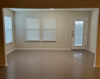 410 Holiday Creek Ln - Photo Thumbnail 11