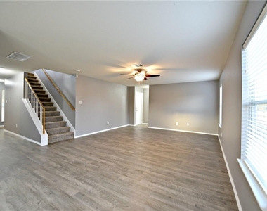 802 Rubles Ct - Photo Thumbnail 3