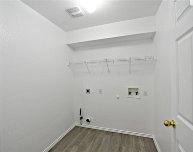 802 Rubles Ct - Photo Thumbnail 20