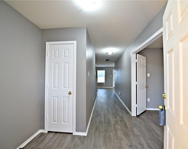 802 Rubles Ct - Photo Thumbnail 2