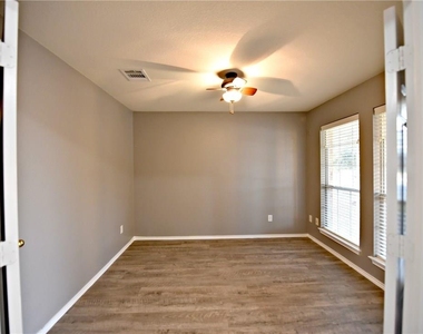 802 Rubles Ct - Photo Thumbnail 4