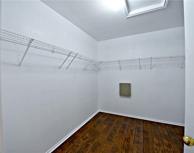 802 Rubles Ct - Photo Thumbnail 14
