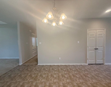 352 Martha Dr - Photo Thumbnail 6