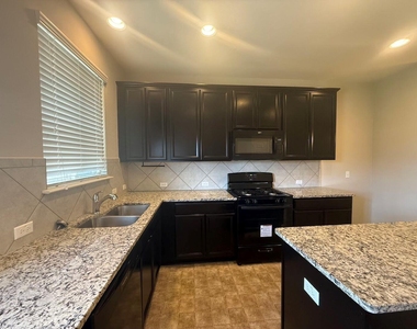 352 Martha Dr - Photo Thumbnail 9