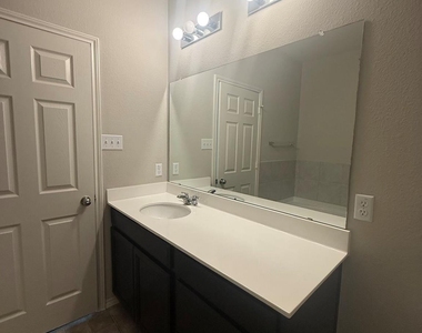 352 Martha Dr - Photo Thumbnail 17