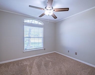 645 Fort Thomas Pl - Photo Thumbnail 4